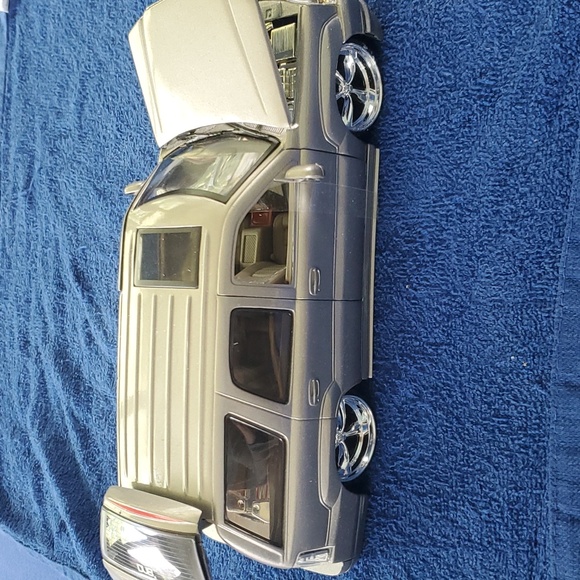 Dub City Die Cast Metal 2002 Cadillac Escalade. - Picture 1 of 3